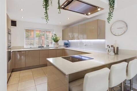 Stunning Open-Plan Breakfast Kitchen/Dining/Living