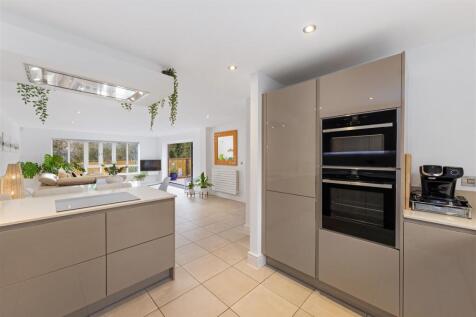 Stunning Open-Plan Breakfast Kitchen/Dining/Living
