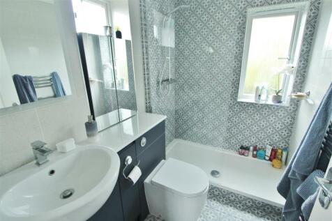 EN-SUITE SHOWER ROOM