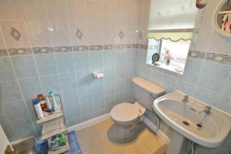 EN-SUITE SHOWER ROOM