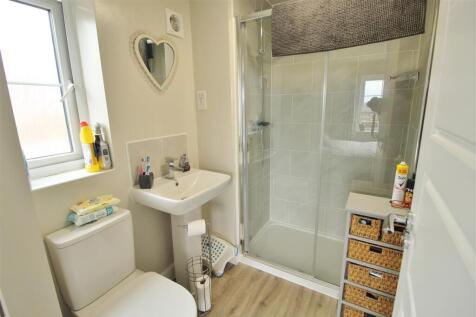 EN-SUITE SHOWER ROOM