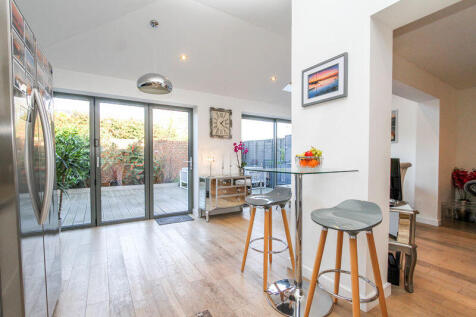 Open Plan kitchen/dining/living area 