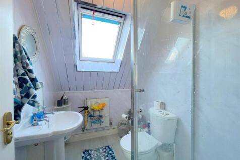 Bedroom 5 ensuite