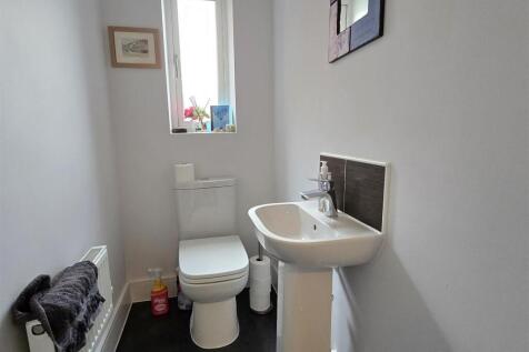 Guest Cloakroom/ WC
