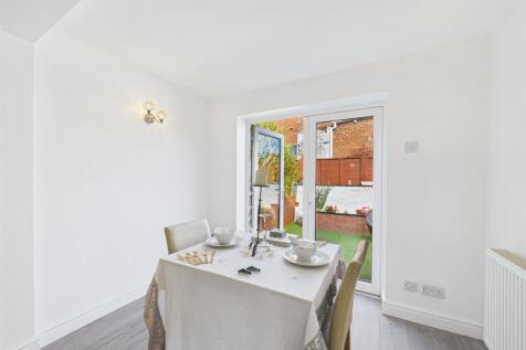 Open plan kitchen/dining/living: