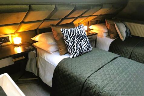 Room 8 Twin Beds e.jpg