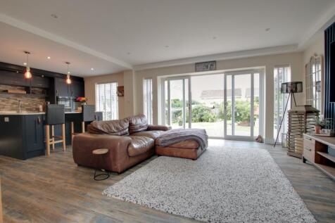 FAMILY ROOM/KITCHEN DINER