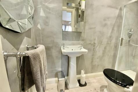 Bedroom 1 - En-suite