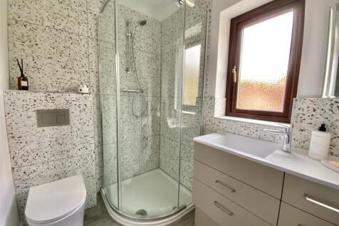 Bedroom 1 - En-suite