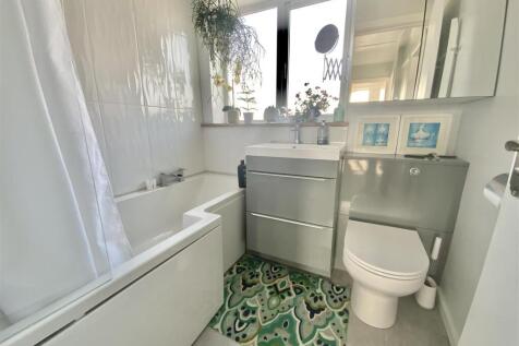 Bathroom (First Floor)