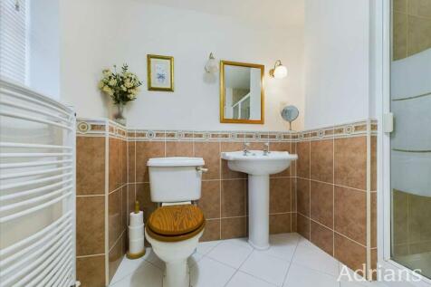 EN-SUITE SHOWER ROOM