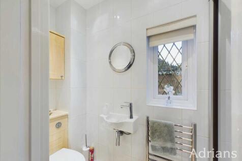 EN-SUITE SHOWER ROOM
