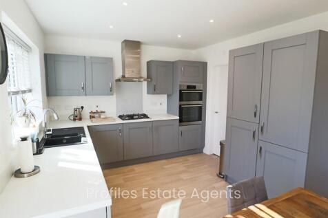 Luxury 'Shaker style' fitted breakfast kitchen/din