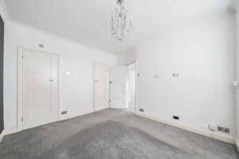 1376628-5-690b4d4...