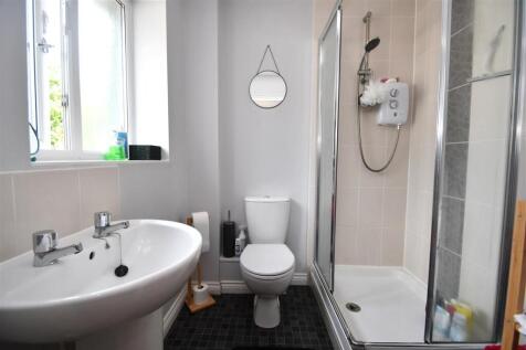 EN-SUITE SHOWER ROOM