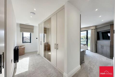 Bedroom 1/Dresser/Ensuite