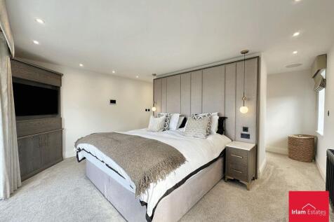 Bedroom 1/Dresser/Ensuite