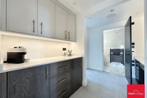 Bedroom 1/Dresser/Ensuite