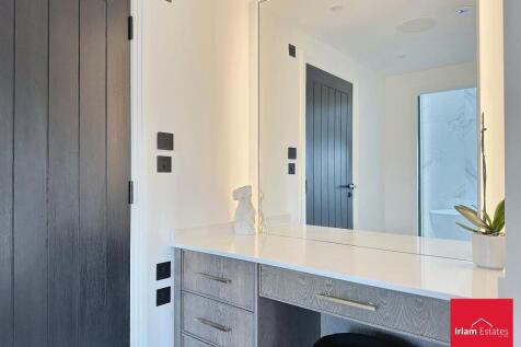 Bedroom 1/Dresser/Ensuite