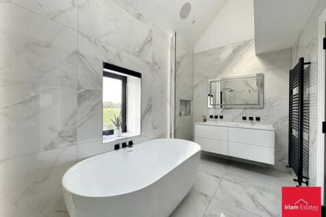 Bedroom 1/Dresser/Ensuite