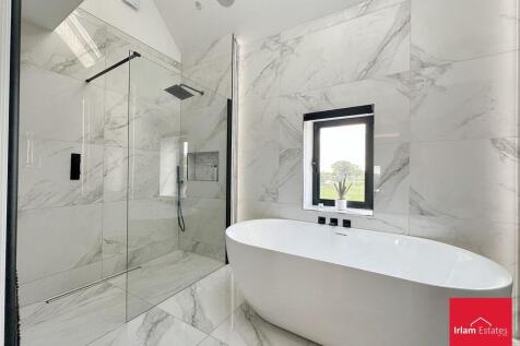 Bedroom 1/Dresser/Ensuite