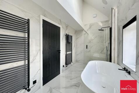 Bedroom 1/Dresser/Ensuite