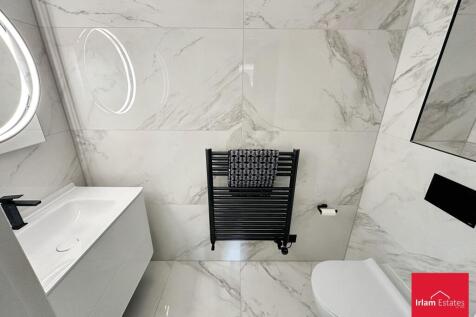 Bedroom 1/Dresser/Ensuite