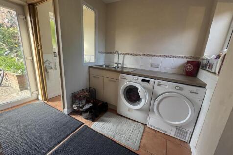 UTILITY ROOM AND CLOARKOOM W/C