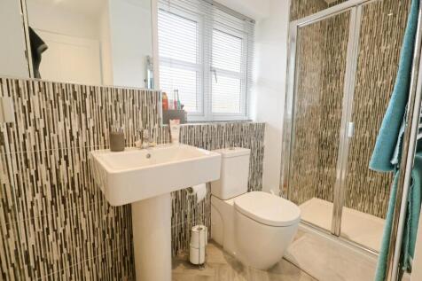 EN-SUITE SHOWER ROOM