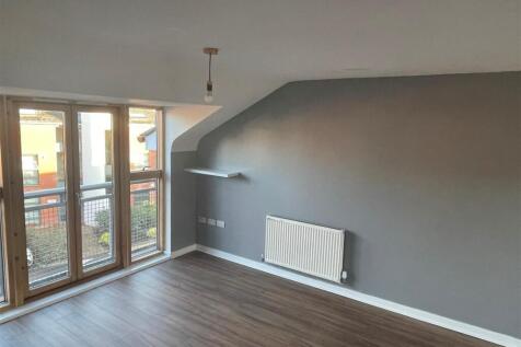 OPEN-PLAN KITCHEN/DINING/LIVING ROOM