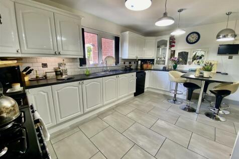Kitchen/ Breakfast Room