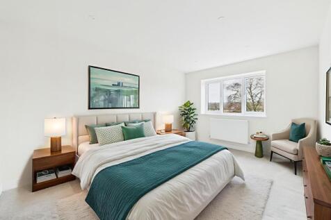 Principal Bedroom (Virtually Furnished)