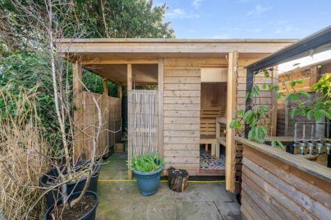 Outdoor Shower and Sauna