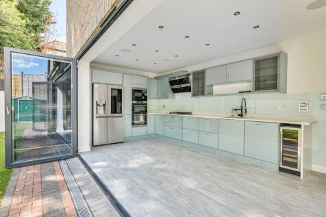Kitchen/ Dining Room