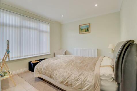 20 SWAN AVENUE GROUND FLOOR BEDROOM 2025.jpg