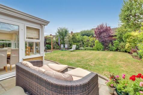 18 FRIERN WALK (23).jpg