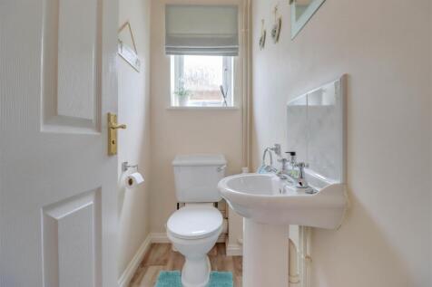 18 FRIERN WALK (16).jpg