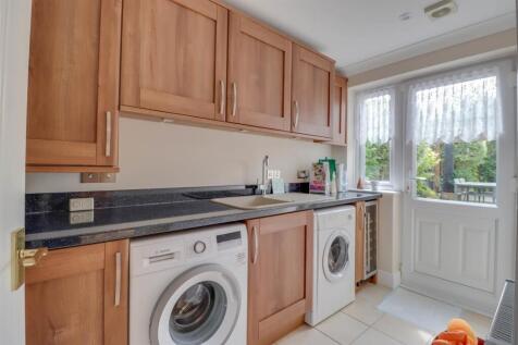 18 FRIERN WALK (22).jpg