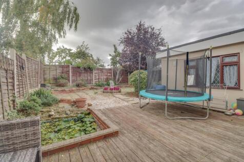 111 ALDERNEY GARDENS WICKFORD-4.jpg