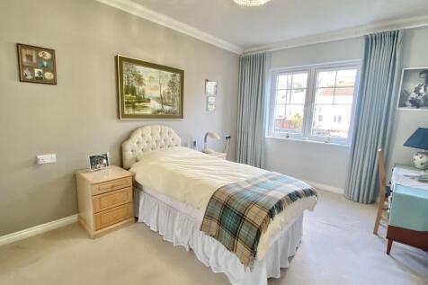 Double Bedroom with Fitted Wardrobes