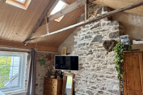 Vaulted Ceiling in Main Bedroom