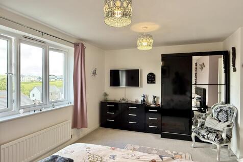 Spacious Main Bedroom