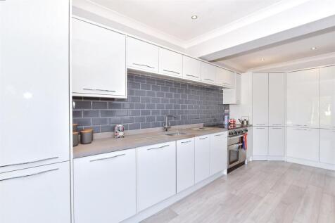 Kitchen/ Breakfast Area