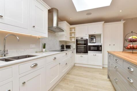 Kitchen / Lounge / Dining Area
