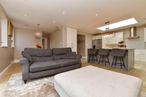 Kitchen / Lounge / Dining Area