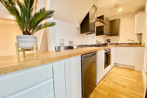 Fully fitted kitchen