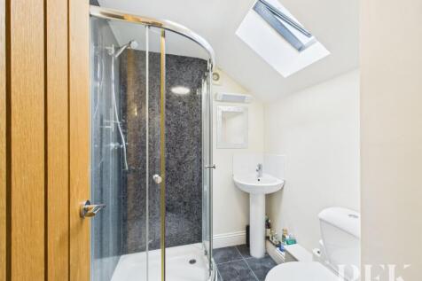 En-suite to bedroom 1