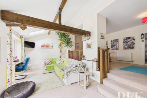 Dual Level Open Plan Living / Dining / Kitchen