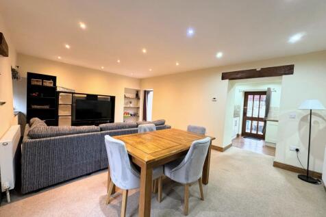 Living Room / Dining