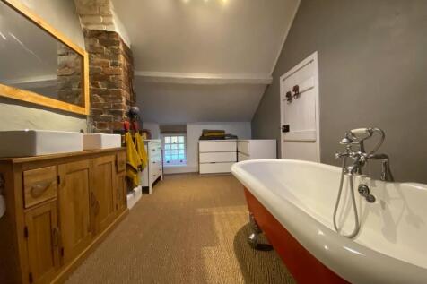 En-Suite Bathroom/Dressing Room
